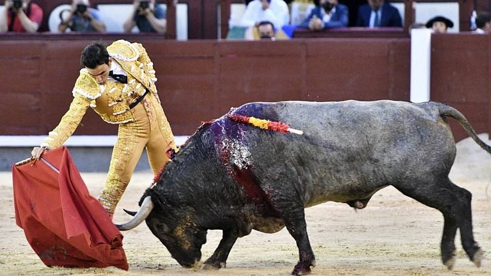 Sergio Serrano impone su verdad y corta una oreja en Las Ventas